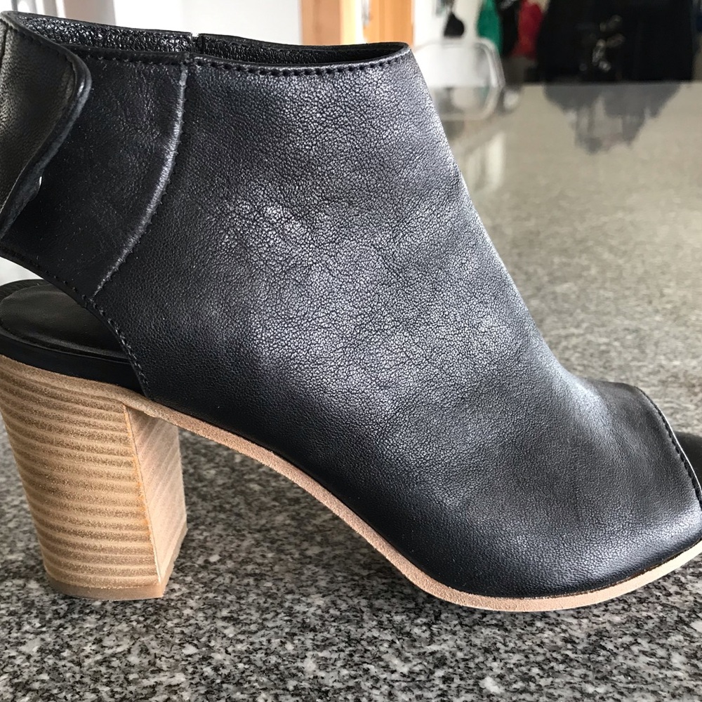 Women’s size 36 shoe